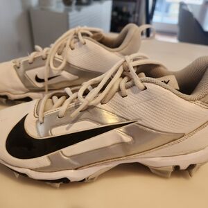 Nike Kids White, Silver & Black Cleats